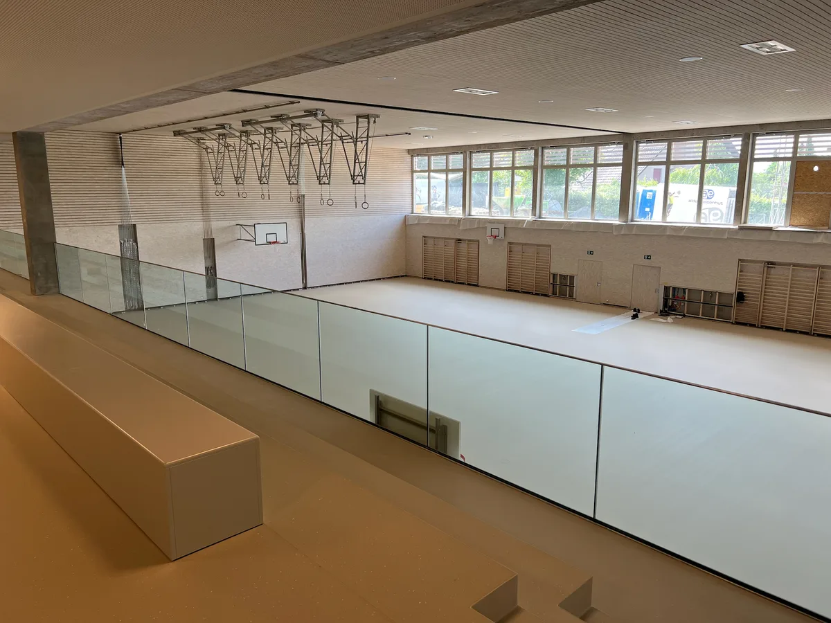 Man sieht die neue Sporthalle in Russikon von innen.